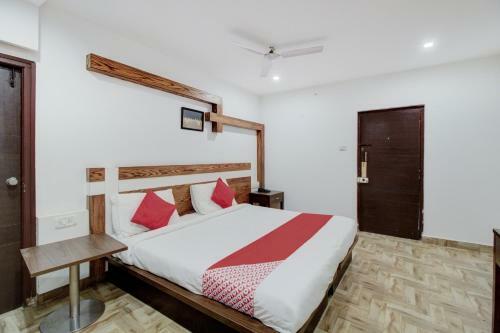 Hotel Oyo 76788 C Square Space