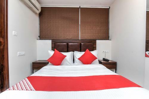 Oyo 77158 Hotel Swastik Palace