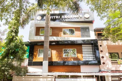 Hotel Oyo 27867 Savitri Regency