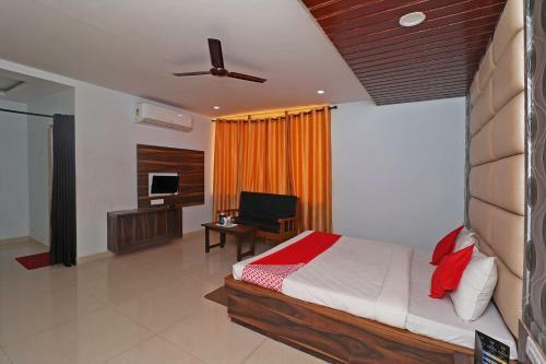 Capital O 30234 Hotel Shri Sai Amrit
