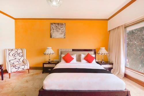 Capital O 29124 Royal Palms Hotel