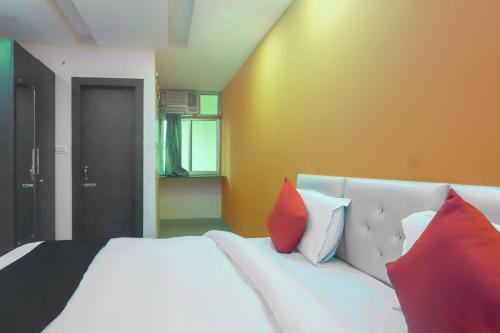 Capital O74648 Vinayaka Hotel