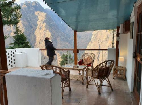 Hotel Resort With Mesmerizing Mountain Views & Pine Trees