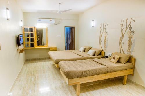 Lodge Rathna Square