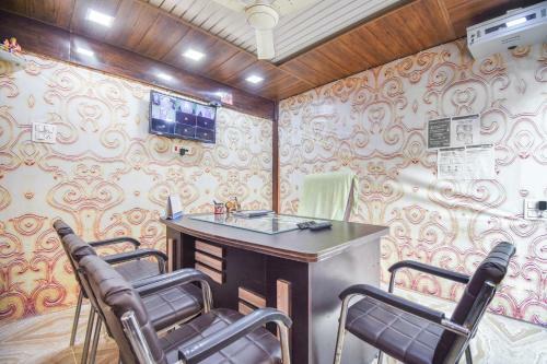Hotel Oyo 74203 Sbs Royal Stays
