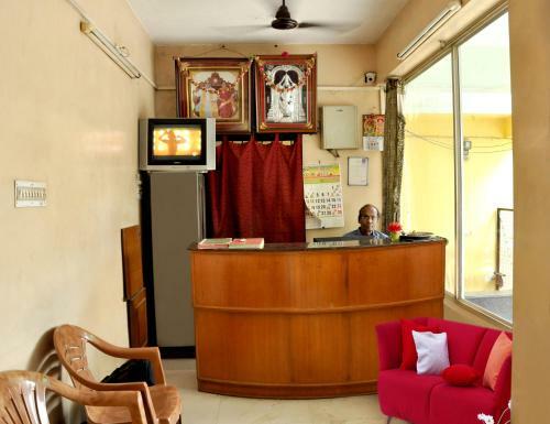 Lodge Hotel Priya Towers