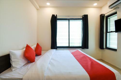 Hotel Oyo 47606 White House Regency