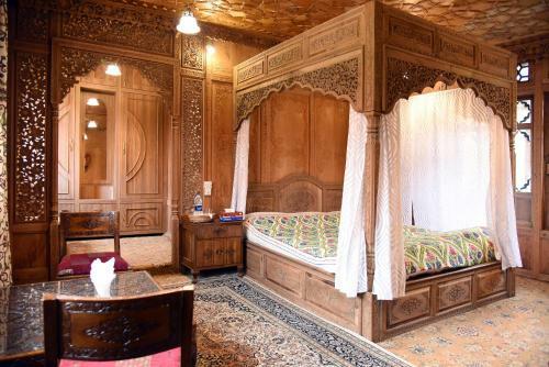 Yadgaar Houseboats