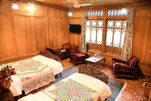 Yadgaar Houseboats