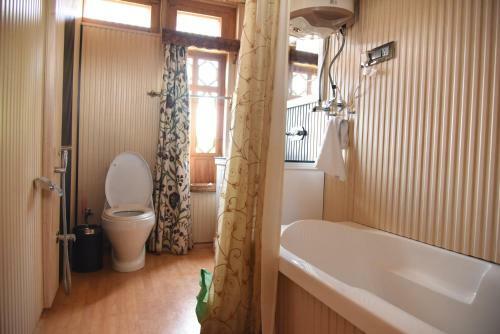 Yadgaar Houseboats