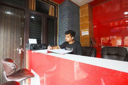 Hotel Oyo 42405 Noida Relax