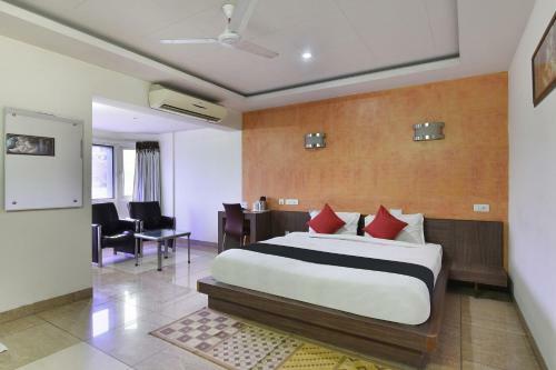 Capital O 38083 Vyas Hotel Grand Metro