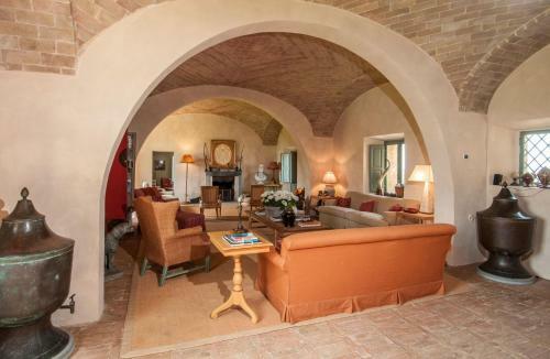 Argiano Villa Sleeps 16 Wifi