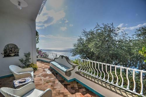 Arienzo Villa Sleeps 12 With Pool And Air Con