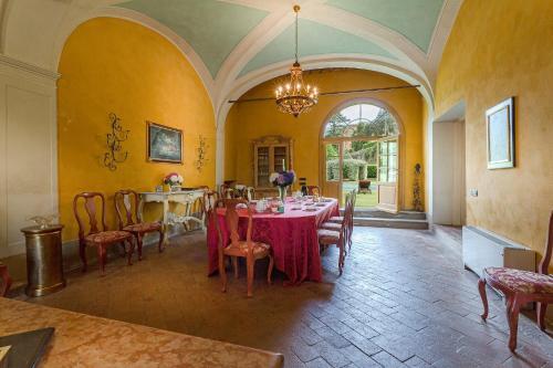 Badia Cantignano Villa Sleeps 12 With Pool And Air Con