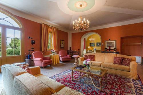 Badia Cantignano Villa Sleeps 12 With Pool And Air Con