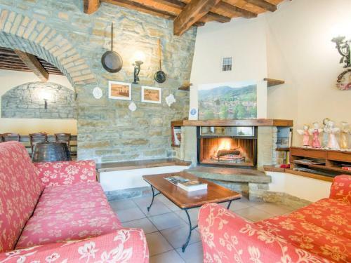Scenic Holiday Home In Borgo Pace With Jacuzzi