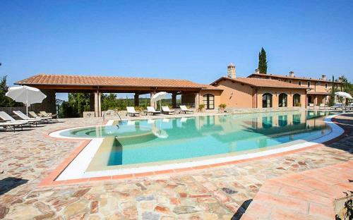Coiano Villa Sleeps 22 With Pool And Air Con