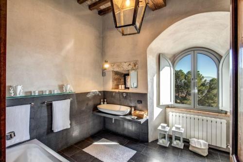 Frontignano Villa Sleeps 12 With Pool Air Con And Wifi