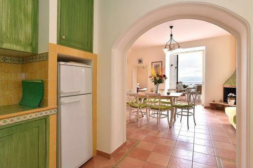 Coppetelle Holiday Home Sleeps 7 With Air Con