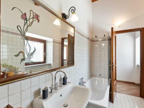 Traditional Villa In Varano With Private Garden