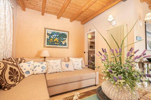 Villa Homes In Genoa - Charming Cottage
