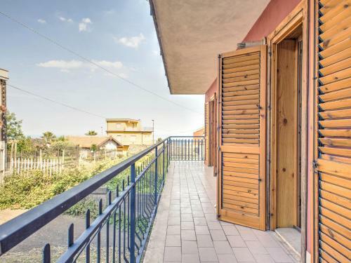 Valley-view Apartment In Sant'alfio With Balcony