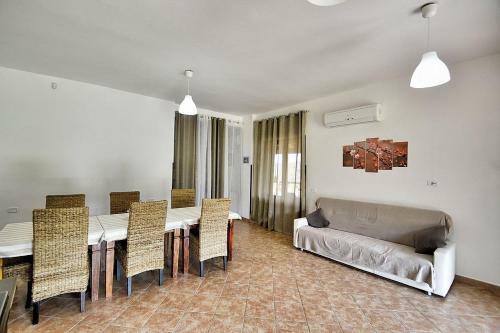 Alano Villa Sleeps 11 Air Con Wifi