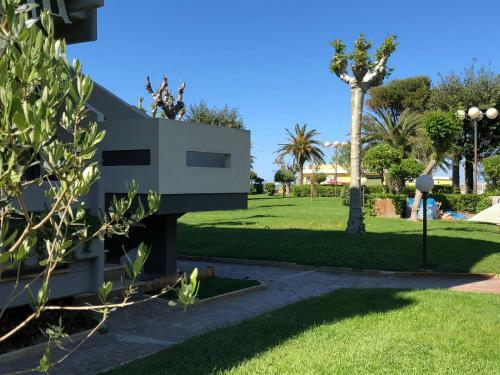 Three-room Apartment In Residence Bordering The Beach
