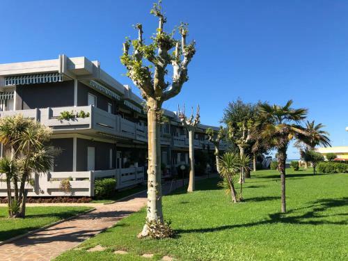Three-room Apartment In Residence Bordering The Beach