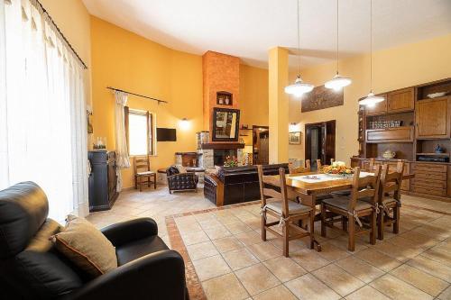 Taviano Villa Sleeps 10 With Pool And Air Con