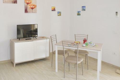 Isola Rossa Villa Sleeps 4 With Air Con