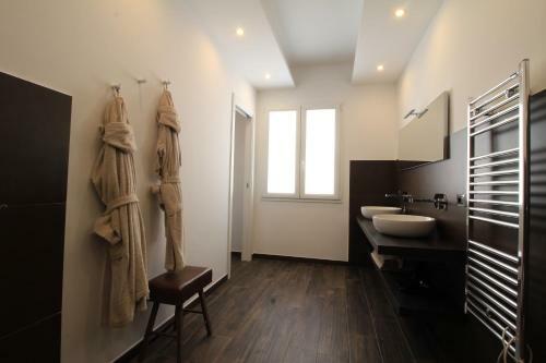 Isola Villa Sleeps 8 With Pool And Air Con