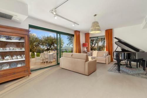 Sant'anna Villa Sleeps 24 With Pool And Air Con