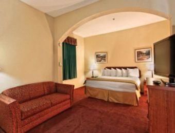 Holiday Inn Express Hotel & Suites