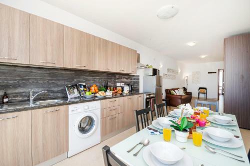 Summer Breeze Apartment With Panoramic Terrace - By Getawaysmalta