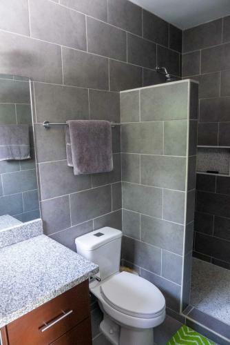 Hostal Townhome W Pool, Modern And Secure - Walk To Beach And Town