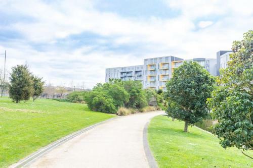 Large Four Bdr Apartment - Walk To Mallstadium