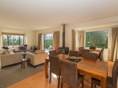 Modern Lake Haven - Wanaka Holiday Home