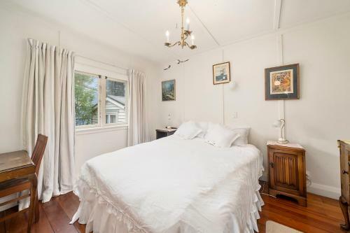 The Beach Bach - Waikanae Beach Holiday Home