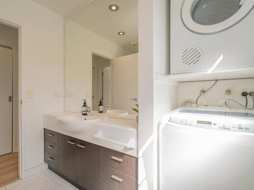 Relax Poolside - Whitianga Holiday Apartment