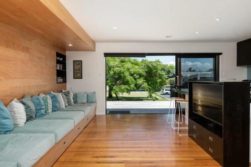 Serene Spacious And Sunny, Moments To The Beach