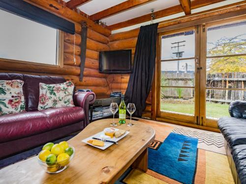 Cosy Warm Log Cabin - Ohakune Holiday Home