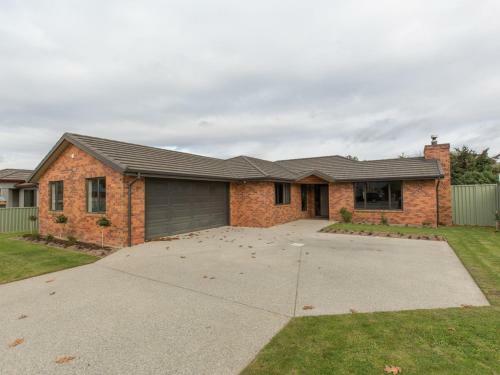 Modern Family Haven - Cromwell Holiday Home