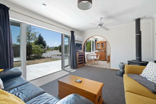 Getaway On The Green - Cromwell Holiday Home
