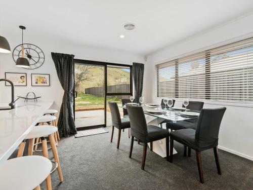 Modern Mount Pisa - Cromwell Holiday Home