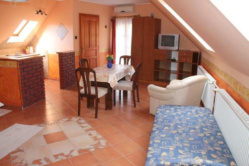 Rozmann Family Panzi� & Apartmanhaz