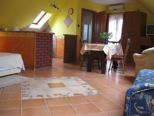 Rozmann Family Panzi� & Apartmanhaz