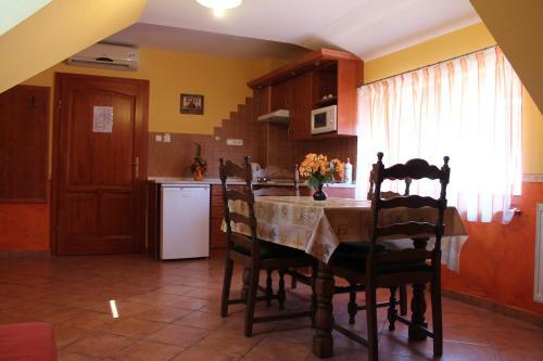 Rozmann Family Panzi� & Apartmanhaz