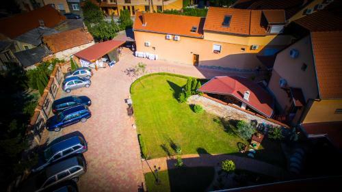Rozmann Family Panzi� & Apartmanhaz